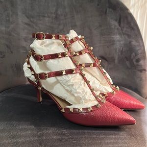 Rockstud Caged 65 Grainy Leather Ankle Strap Pump